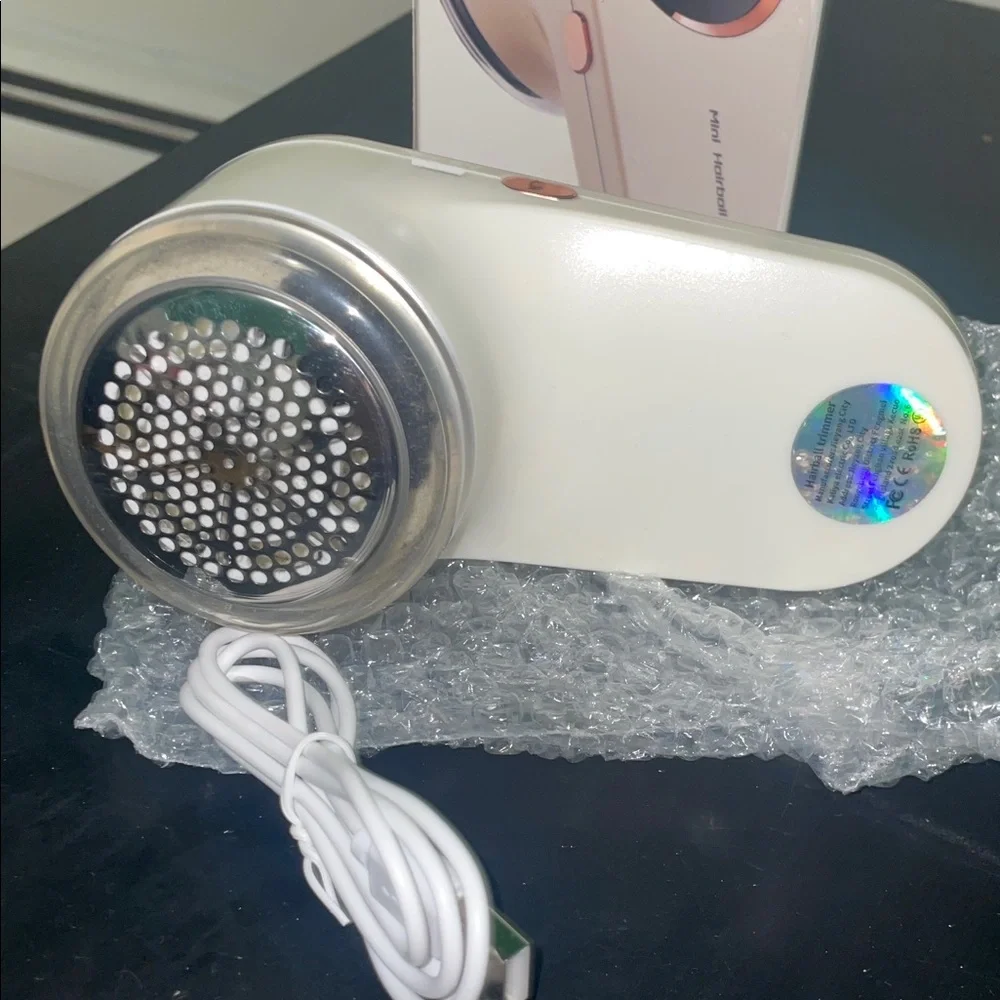 Electric Lint Remover in White and Black - Picture 3 of 4